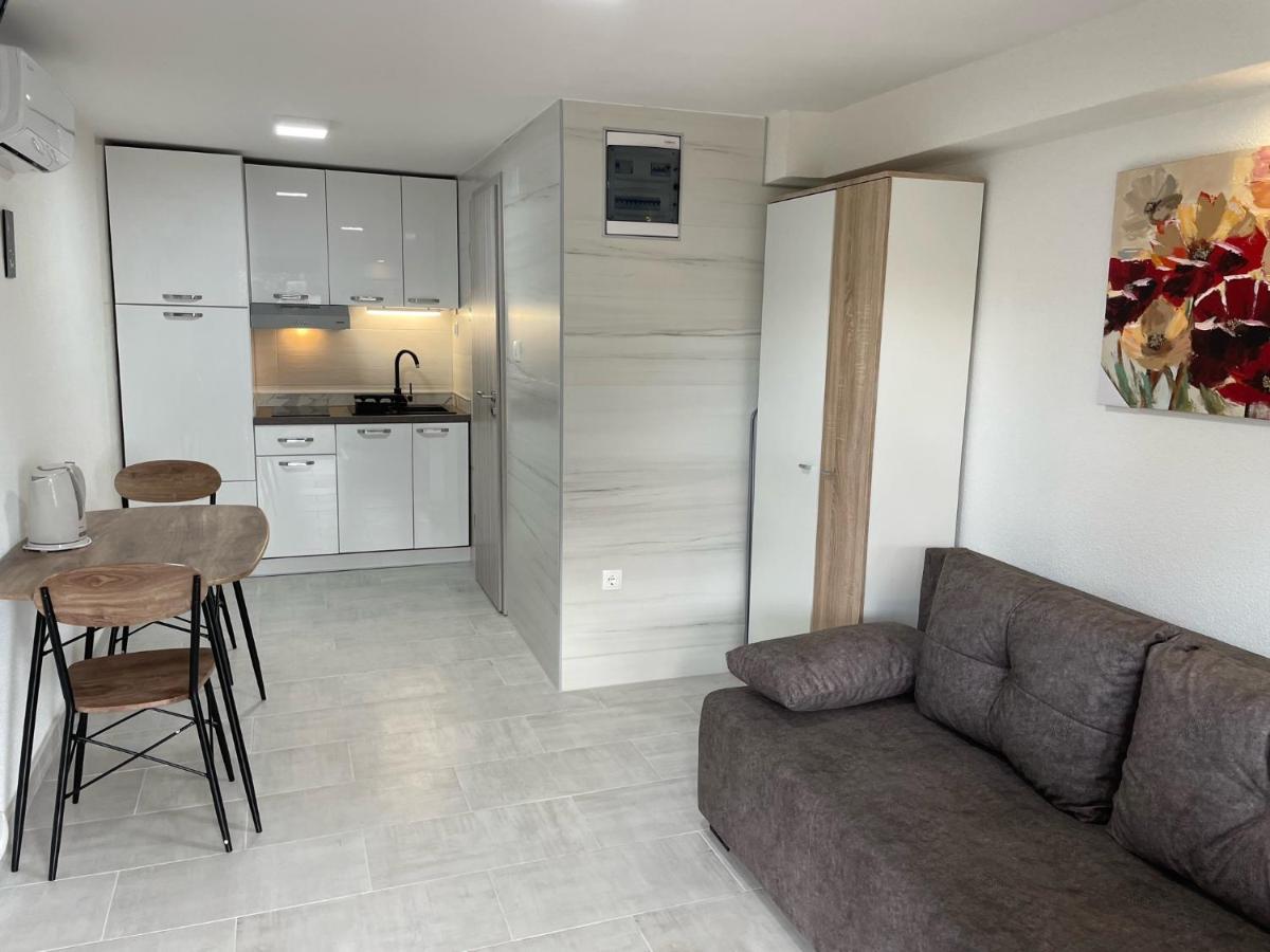 Lory Apartmani Dramalj Buitenkant foto