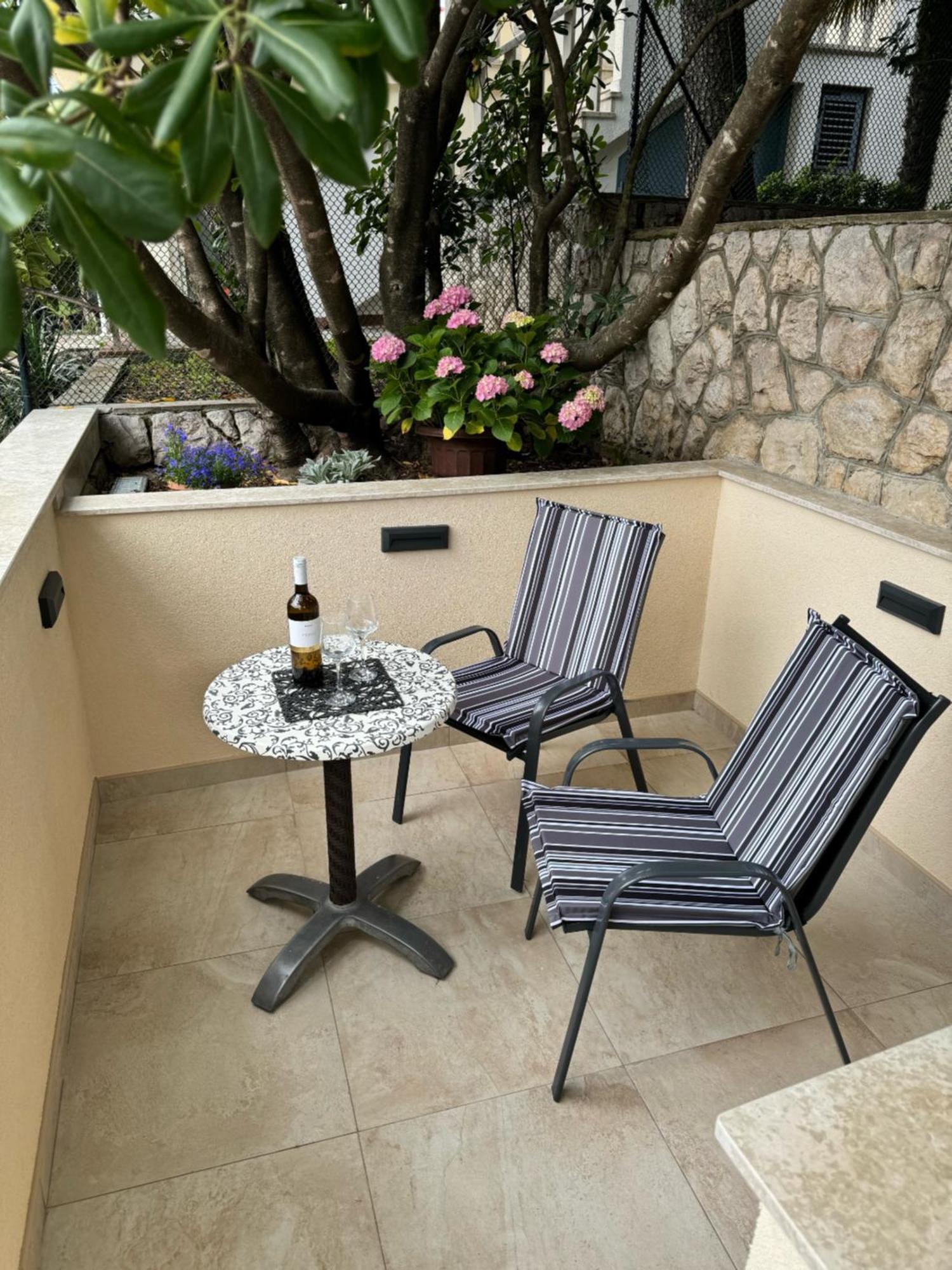 Lory Apartmani Dramalj Buitenkant foto